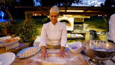 Perugia ha un Centro Meeting e Congressi d'eccezione: ai piedi di Assisi in Umbria Chef che prepara pasta fresca in un ambiente esterno al tramonto
