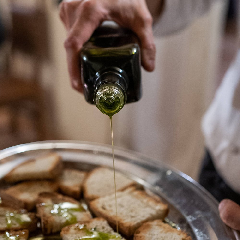Halloween e Ognissanti Olio Nuovo, Vini e Relax nella Perugia più bella Olio versato sulle fette di pane su un vassoio
