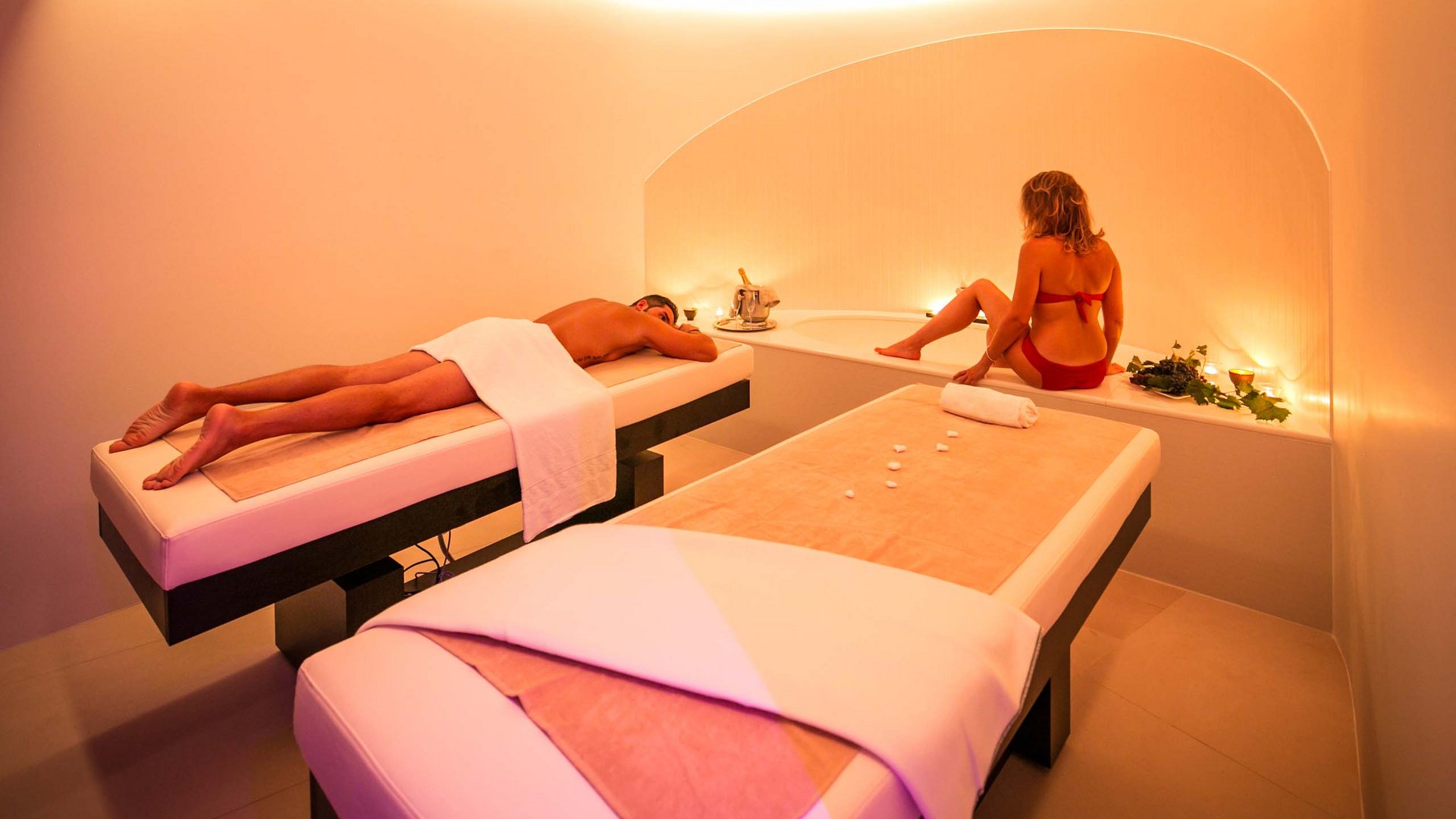 Wellness- und Spahotel mit Private Spa Entspannungsraum im Spa mit zwei Liegen und zwei Personen in Badebekleidung