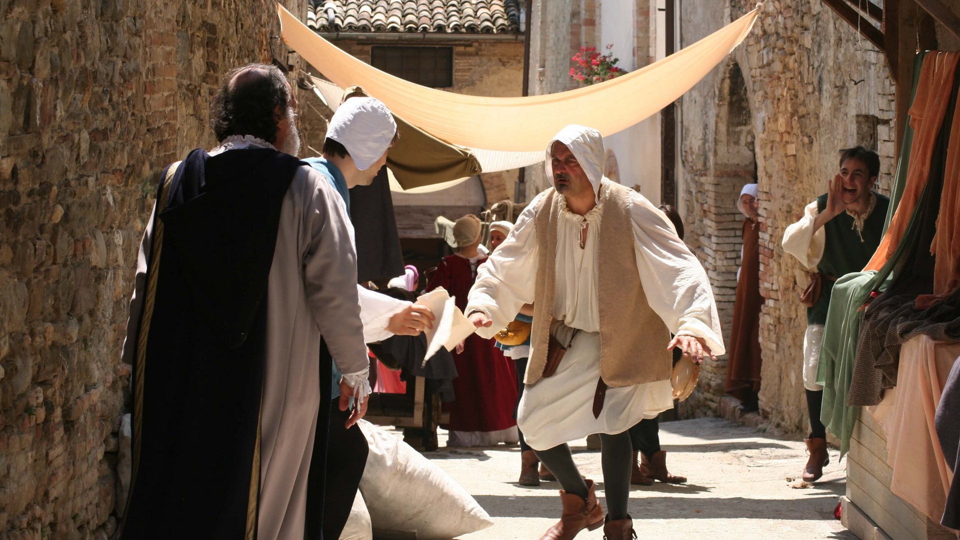 La Basilica di San Francesco ad Assisi Persone in abiti medievali in una strada storica durante una rievocazione