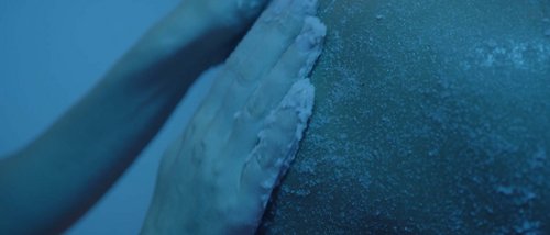 Offerta SPA infrasettimanale Assisi Umbria Mano applica scrub salino sulla schiena di una persona