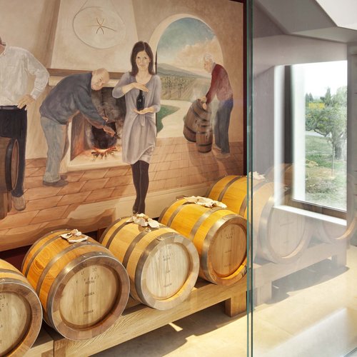 Die Mission des Valle di Assisi Holzfass für Balsamico vor Wandbild im Keller