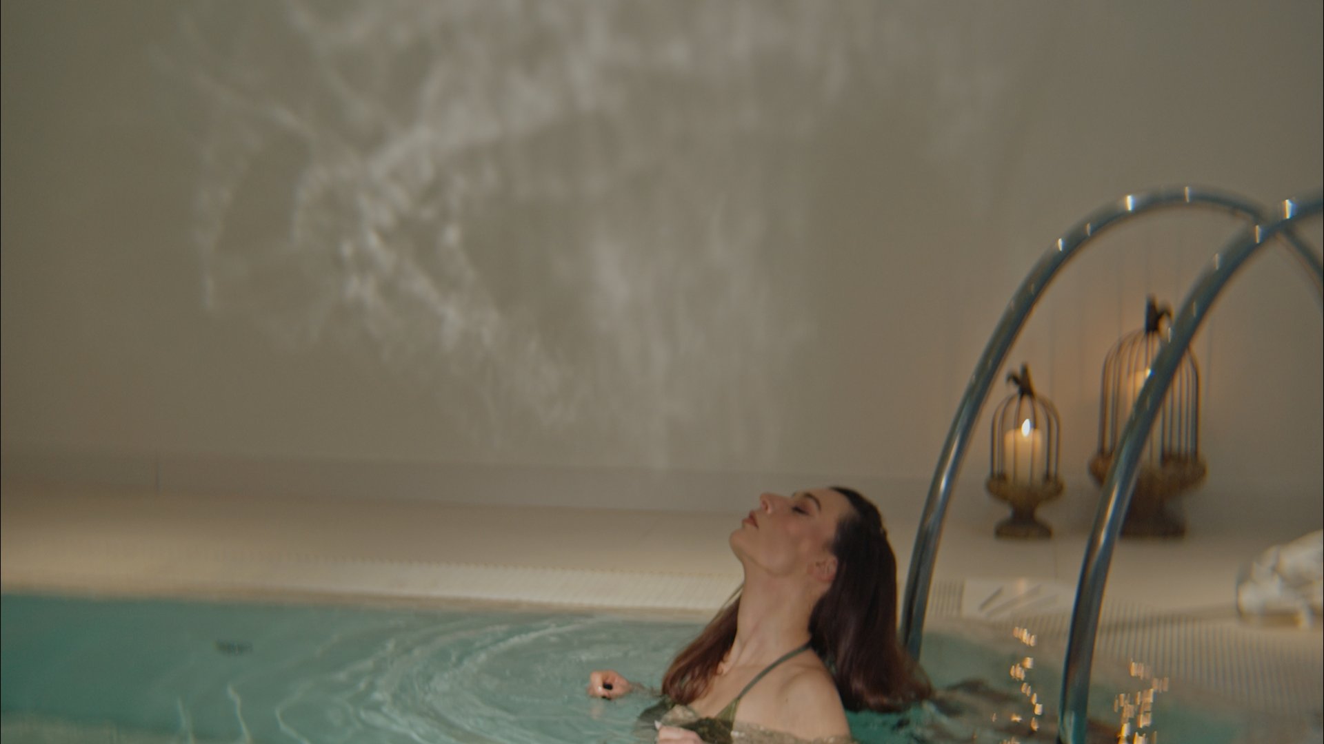 ๐๐ต ๐ผ๐พ๐ธ๐ท๐ธ ๐ฌ๐ธ๐ถ๐ฎ ๐ผ๐ฝ๐ป๐พ๐ถ๐ฎ๐ท๐ฝ๐ธ ๐ญ๐ฒ ๐ซ๐ฎ๐ท๐ฎ๐ผ๐ผ๐ฎ๐ป๐ฎ. Donna che si rilassa in piscina interna con luci soffuse e candele