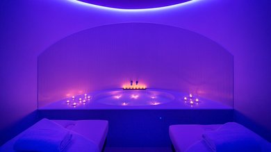 Your spa near Assisi: Assisi Cantico Spa Spa room with jacuzzi, lit candles, and massage tables