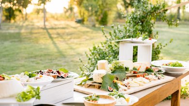 Perugia ha un Centro Meeting e Congressi d'eccezione: ai piedi di Assisi in Umbria Tavolo all'aperto con selezione di formaggi e frutta fresca al tramonto