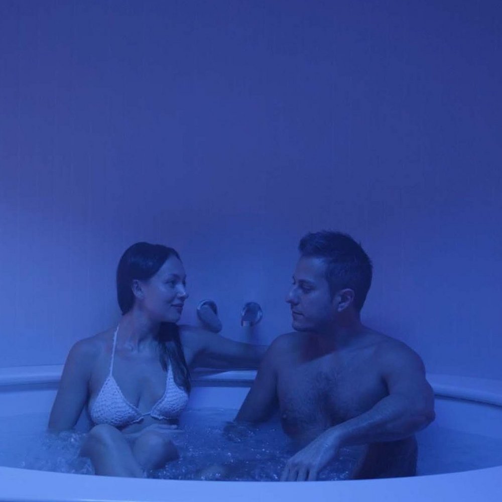 Hotel per coppie romantico Suite con Jacuzzi in Camera SPA privata Coppia rilassata in vasca idromassaggio con candele e vino