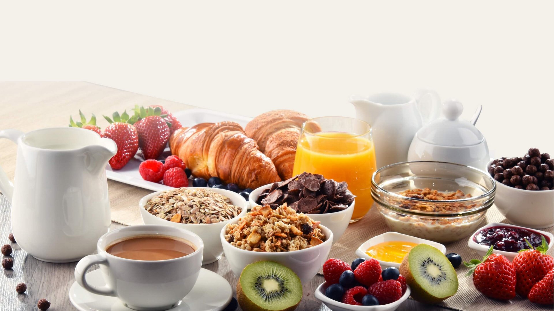 Assisi: Unterkunft mit Restaurant Frühstück mit Croissants, frischem Obst, Müsli, Kaffee und Orangensaft