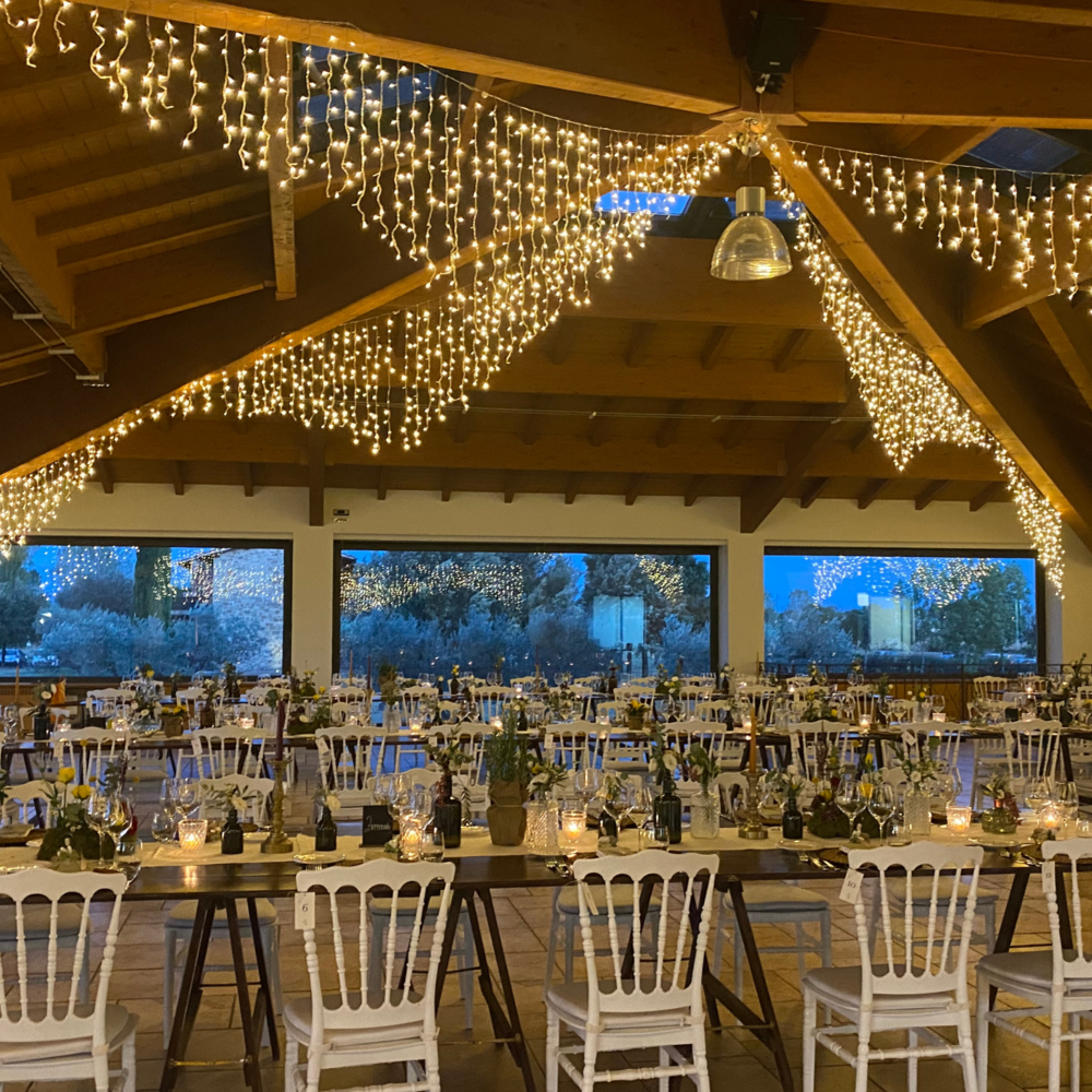 La Sala Banchetti più grande dell'Umbria Sala con tavoli apparecchiati per evento e luci decorative soffuse