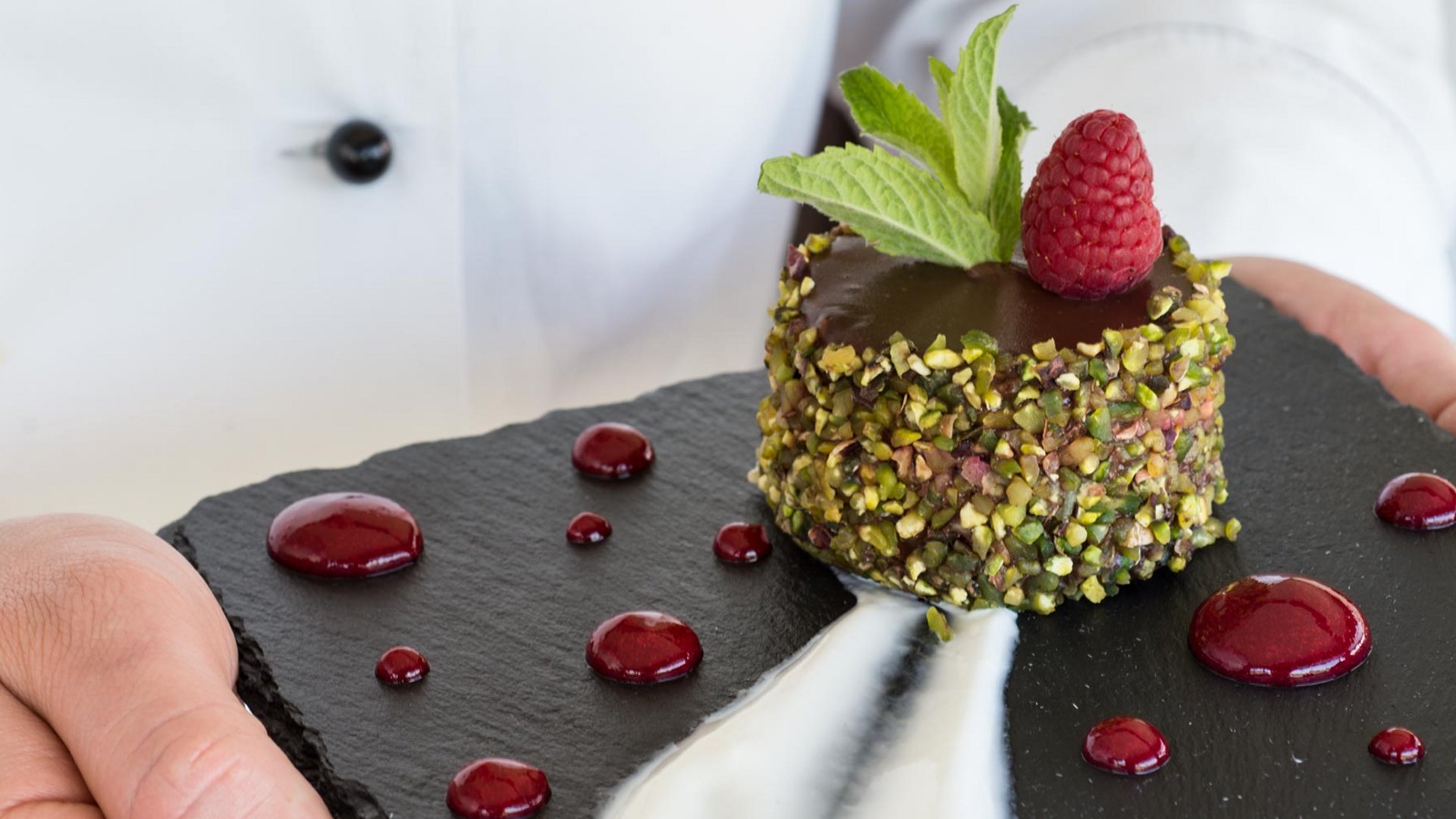 Assisi: Unterkunft mit Restaurant Dessert mit Pistazien, Schokoladenglasur, Himbeere und Minze