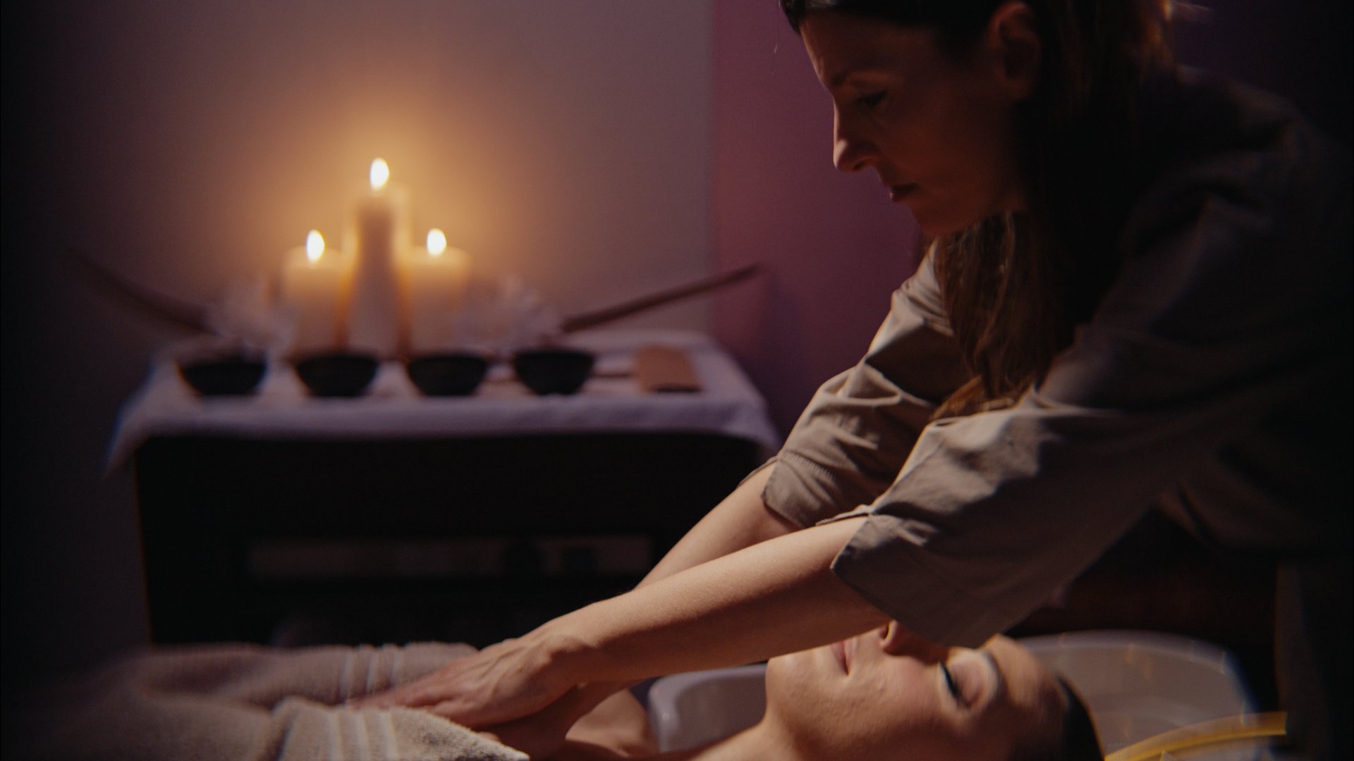 Questo rituale orientale unisce la cura di capelli a massaggi di viso, testa, cervicale, addome e braccia. Massaggiatrice che fa un massaggio rilassante a una donna in un centro benessere