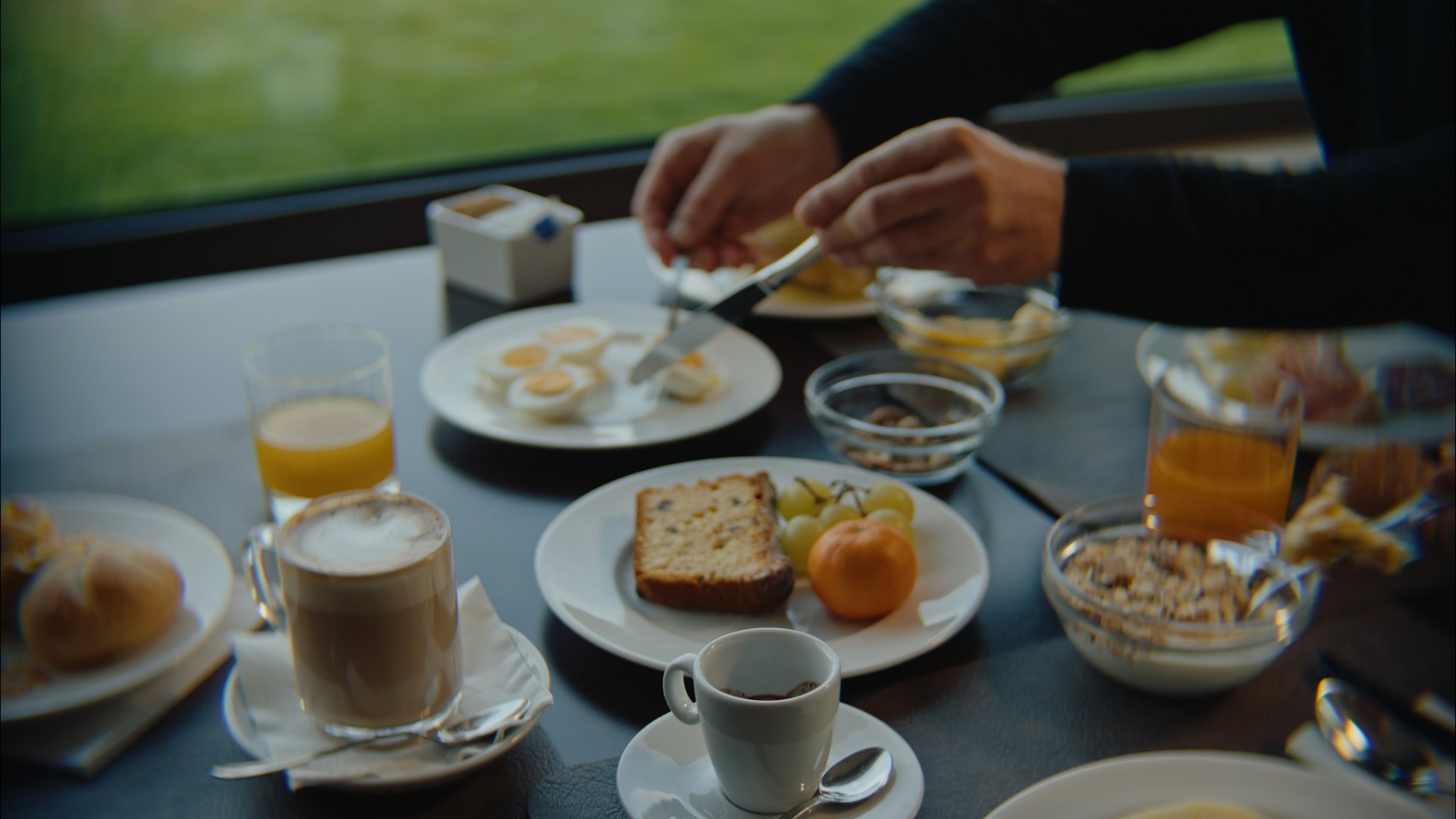 Hotel a 10 minuti di macchina da Assisi e la Basilica di San Francesco e il suo centro storico, 3 minuti di macchina dalla Porziuncola Colazione con caffè, succo d'arancia, uova e pane su tavolo vicino a finestra