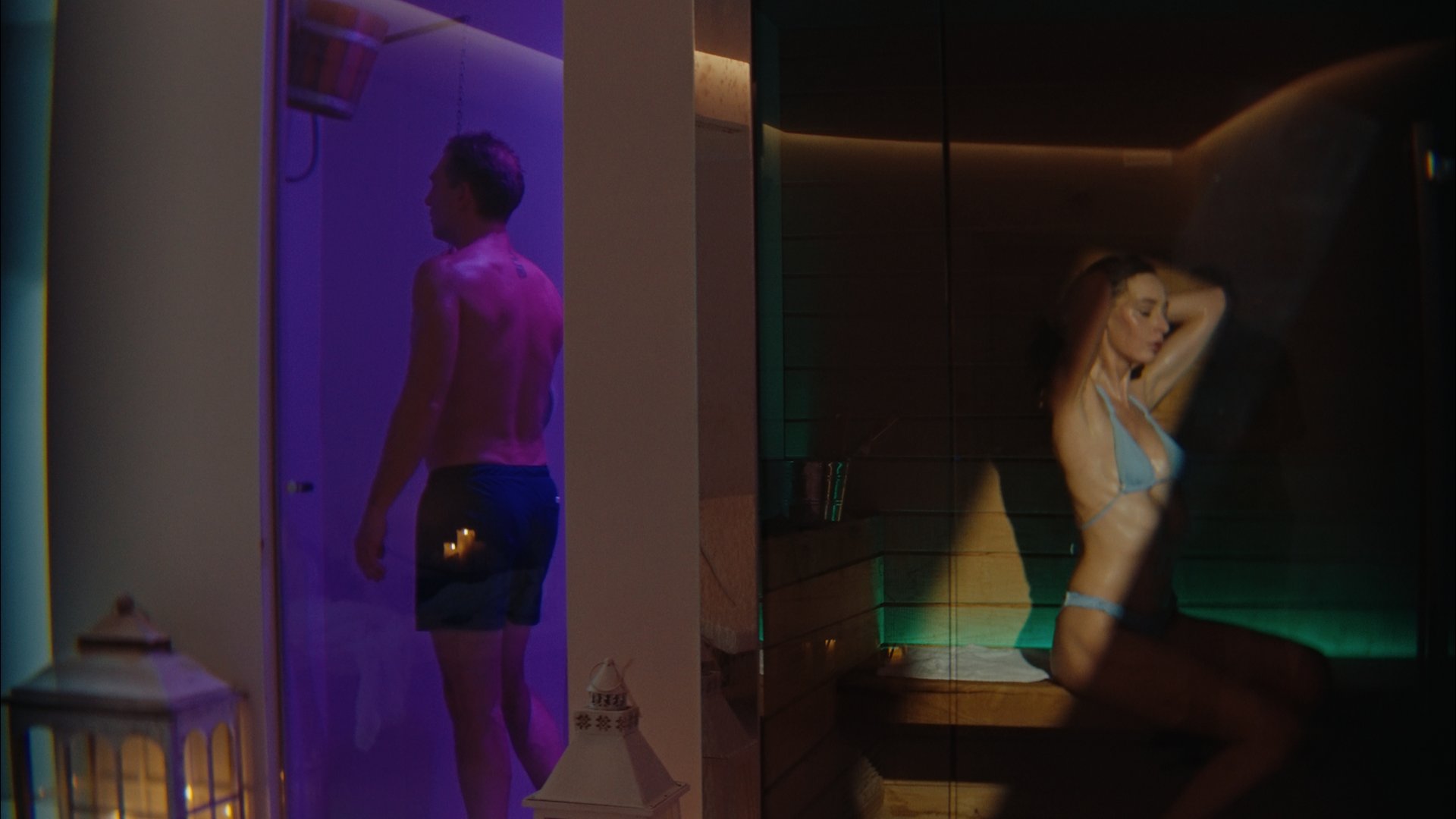 Wellness- und Spahotel mit Private Spa Mann in der Dusche und Frau im Bikini in der Sauna mit gedämpfter Beleuchtung
