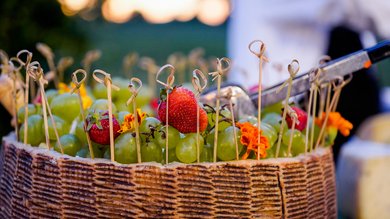 Perugia ha un Centro Meeting e Congressi d'eccezione: ai piedi di Assisi in Umbria Mazzo di frutta con uva, fragole e fiori decorativi con stecchini