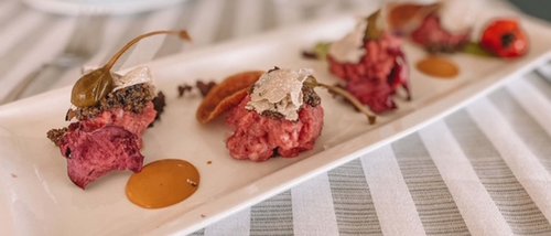 A Santa Maria degli Angeli - Assisi ( Perugia ) Centro Congressi e Meeting d'eccezione? I tuoi eventi vista Assisi Umbria Piattino con tartare di carne e decorazioni gastronomiche