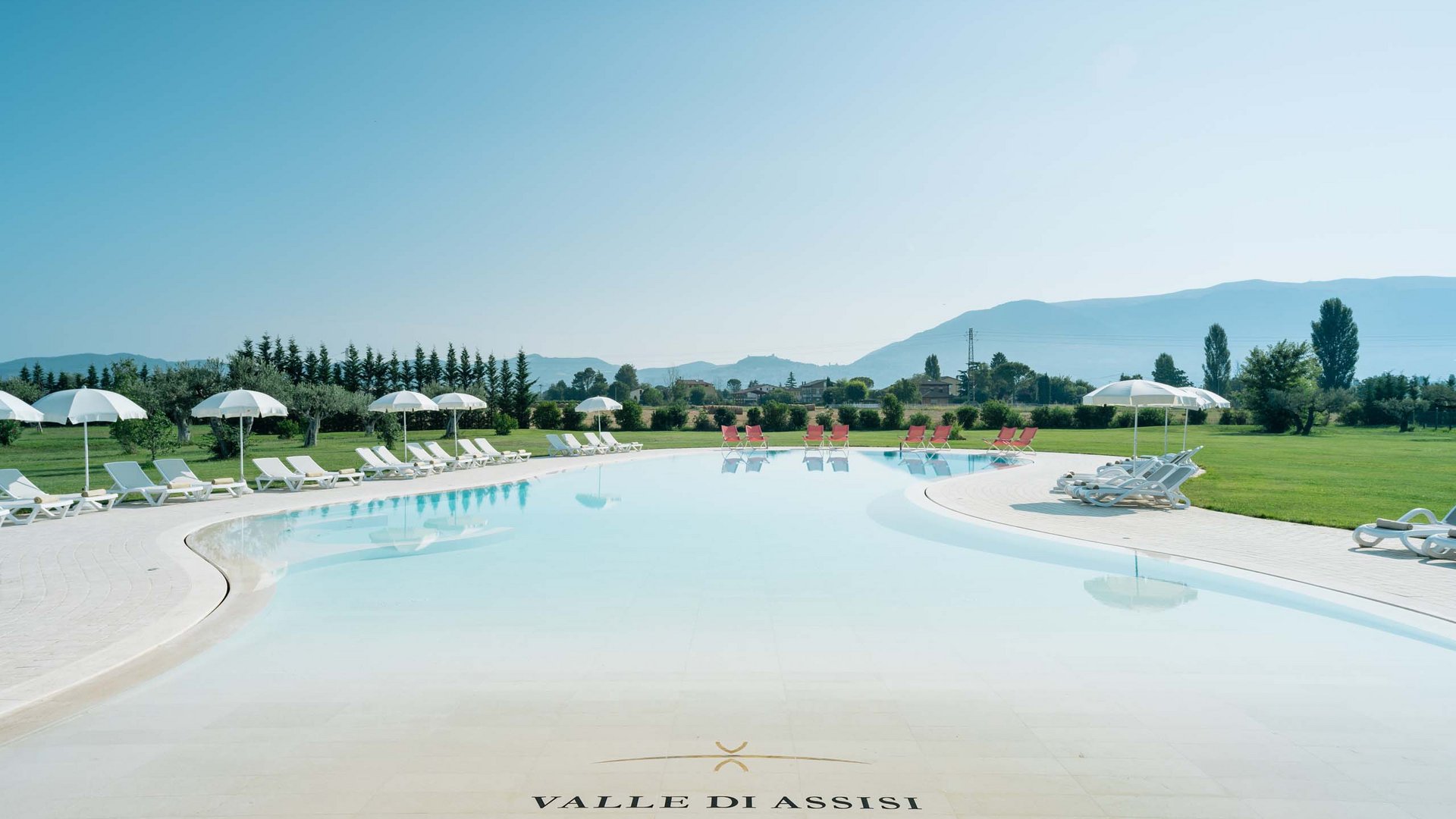 Hotel a 10 minuti di macchina da Assisi e la Basilica di San Francesco e il suo centro storico, 3 minuti di macchina dalla Porziuncola Piscina all'aperto con lettini e ombrelloni in Valle di Assisi