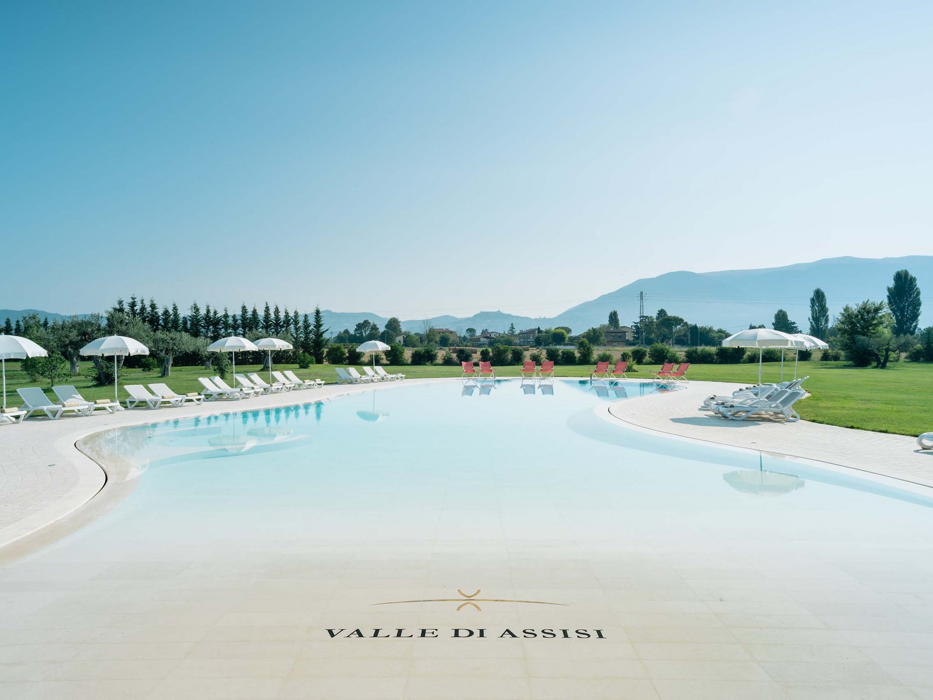 A Santa Maria degli Angeli - Assisi ( Perugia ) Centro Congressi e Meeting d'eccezione? I tuoi eventi vista Assisi Umbria Piscina all'aperto con lettini e ombrelloni in Valle di Assisi