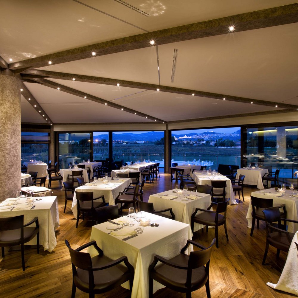 Halloween e Ognissanti Olio Nuovo, Vini e Relax nella Perugia più bella Ristorante elegante con tavoli apparecchiati e vista panoramica serale.