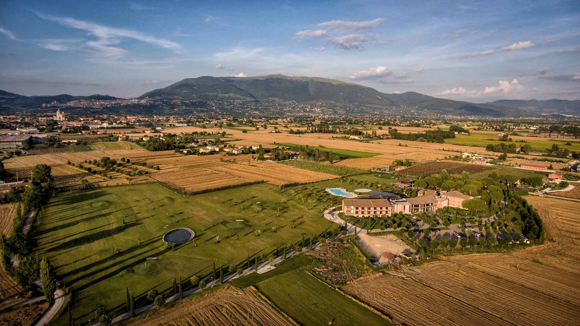 Reaching our hotel with pool in Assisi is easy.