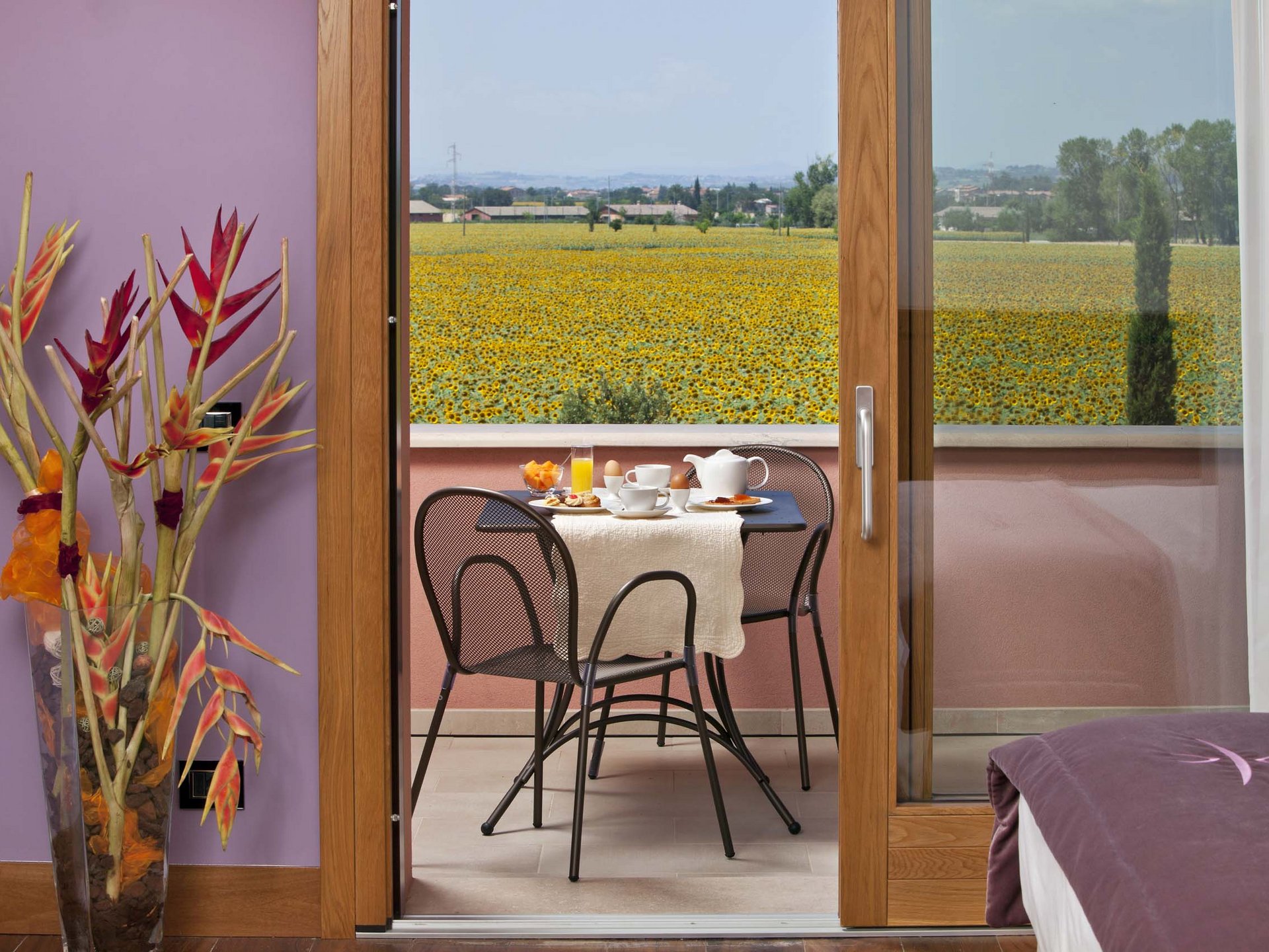 A Santa Maria degli Angeli - Assisi ( Perugia ) Centro Congressi e Meeting d'eccezione? I tuoi eventi vista Assisi Umbria Terrazza con tavolo apparecchiato e vista su un campo di girasoli
