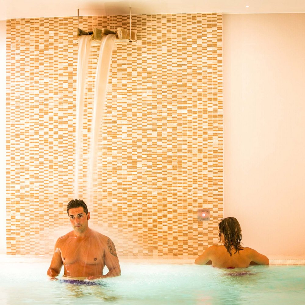 Halloween e Ognissanti Olio Nuovo, Vini e Relax nella Perugia più bella Uomo sotto cascata d'acqua in piscina con donna