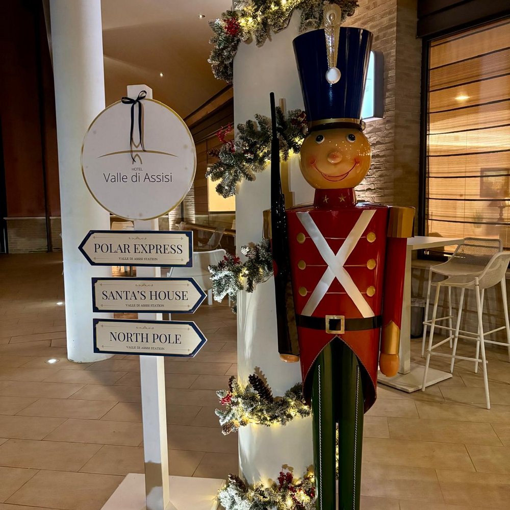 Ponte dell'Immacolata a Valle di Assisi Soldatino di Natale accanto a cartello con indicazioni per Polar Express, casa di Babbo Natale e Polo Nord