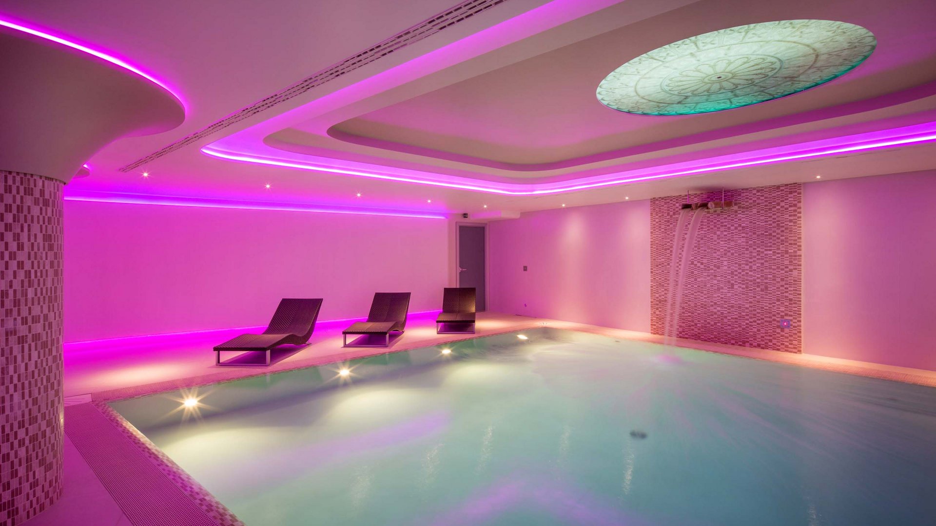 Una spa per bambini in Umbria? Eccola qui Assisi Cantico SPA a Santa Maria degli Angeli, la provincia di Perugia più bella! Piscina interna con luci viola e tre lettini