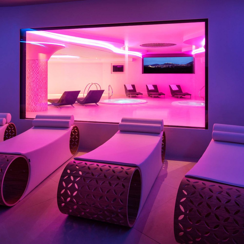Assisi Cantico SPA - La tua SPA ad Assisi, Perugia, nell' Umbria più bella! Percorso Benessere Social SPA Interno spa moderno con poltrone relax e illuminazione rosa al neon