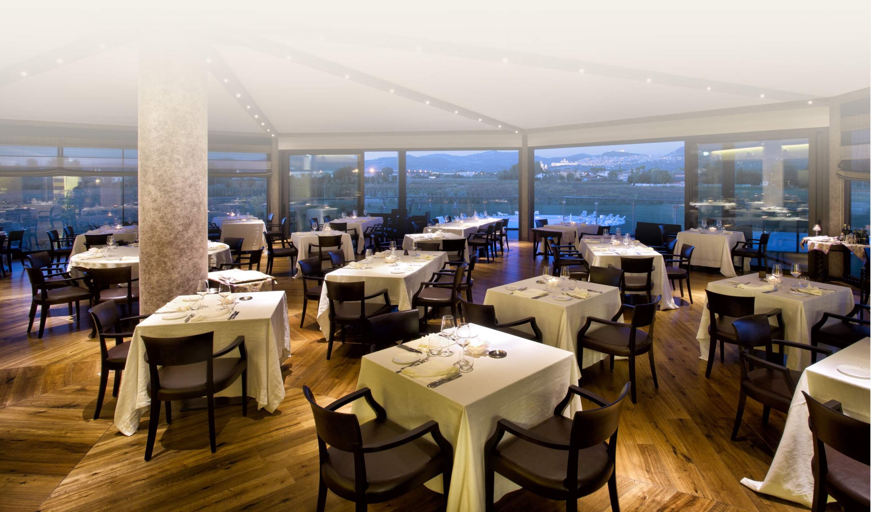 La missione di Valle di Assisi Ristorante elegante con tavoli apparecchiati e viste panoramiche